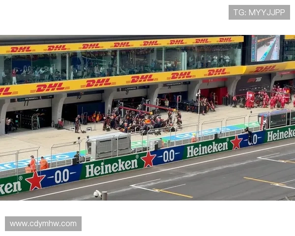 F1赛季最新动态：梅赛德斯车队引擎升级引关注，红牛与法拉利争夺总冠军