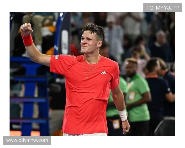 新星崛起！年仅18岁的张扬力克世界冠军勇夺网球大满贯首冠