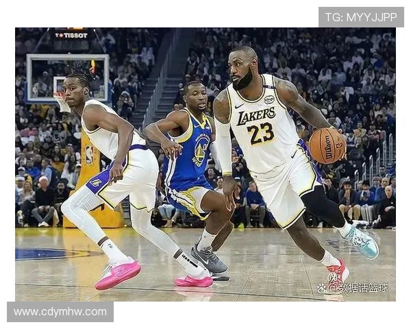 詹姆斯领衔湖人对战勇士 詹姆斯库里精彩对决引爆NBA季前赛激情